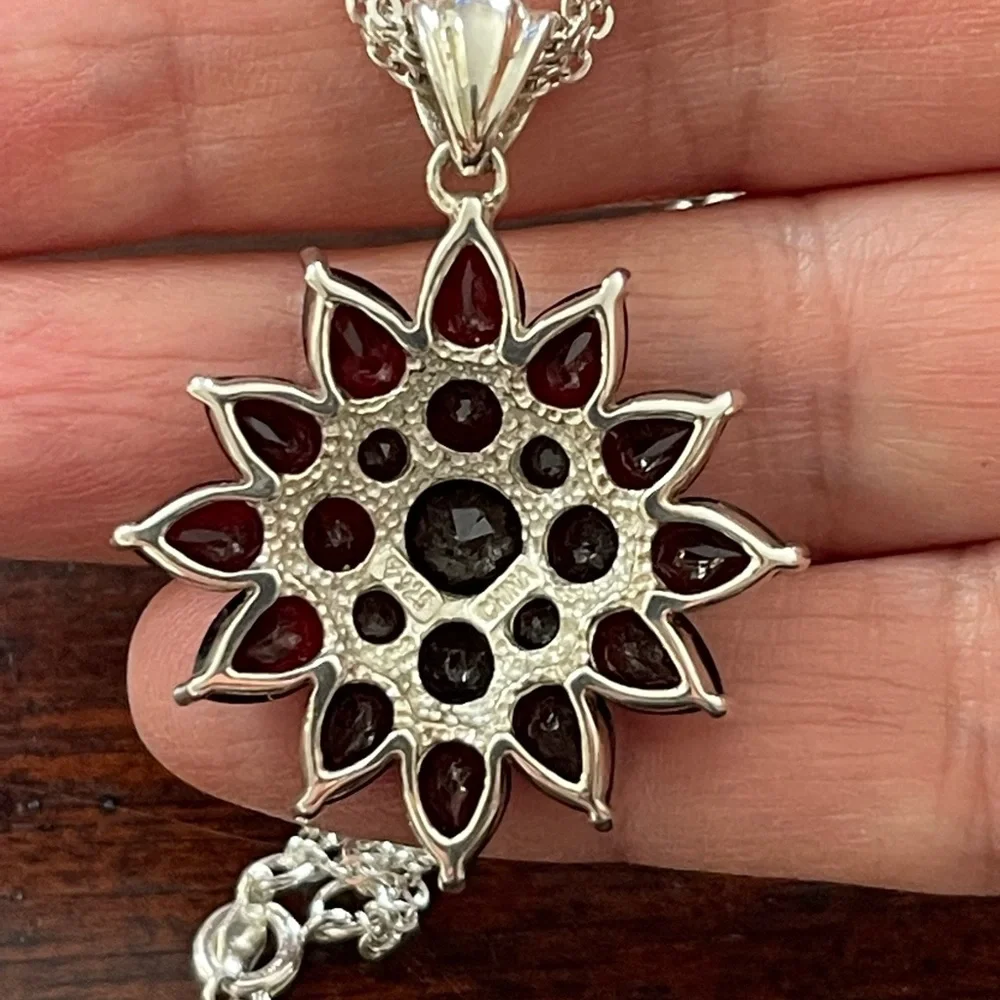 Natural garnet sunburst solid sterling silver pendant & 3 strand chain - Picture 9 of 11